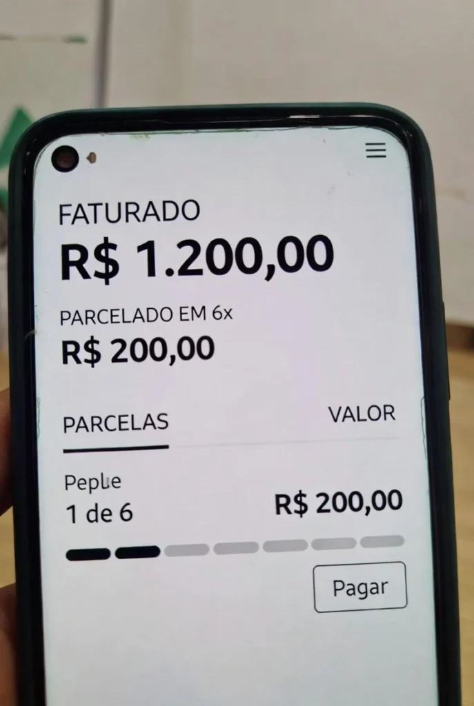 Cartão de crédito ao lado de uma calculadora e notas de dinheiro